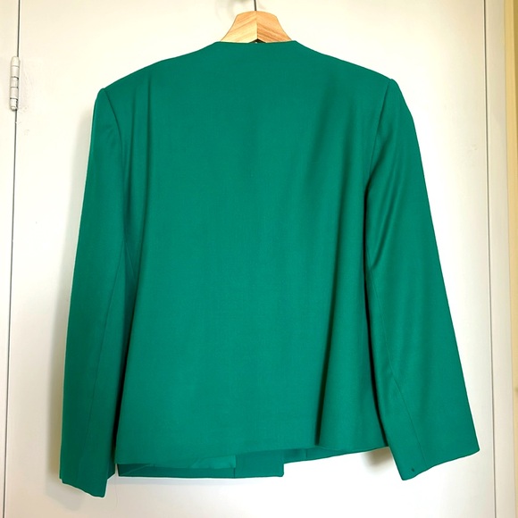 Stunning Tailor Made Lightweight Suit - Picture 3 of 8